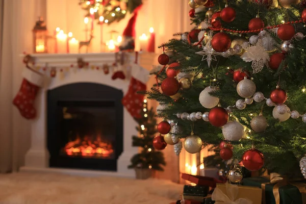Şenlikli Oturma Odası Şöminenin Yanında Noel Ağacı Var — Stok fotoğraf