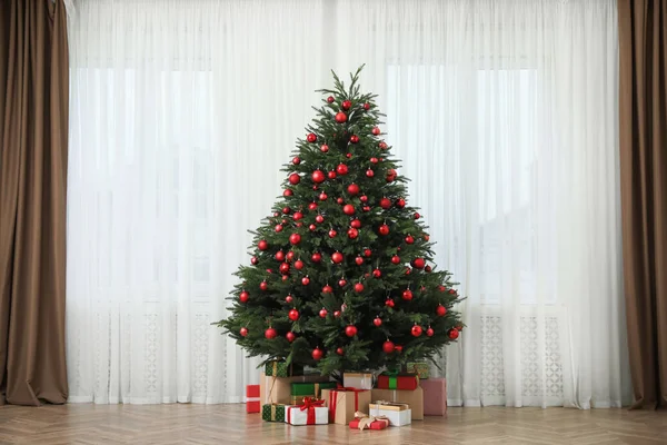 Beautifully Decorated Christmas Tree Gifts Window Indoors — Fotografia de Stock