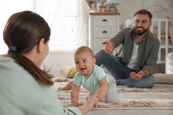 Happy Parents Helping Baby Crawl Floor Home — Stock Photo, Image