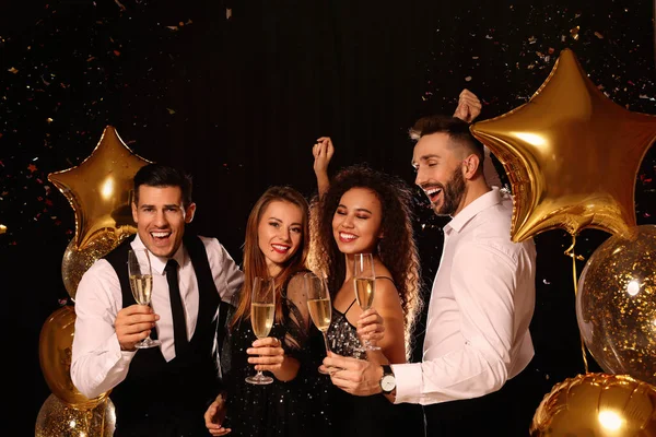 Amigos Felizes Com Copos Vinho Espumante Celebrando Ano Novo Fundo — Fotografia de Stock