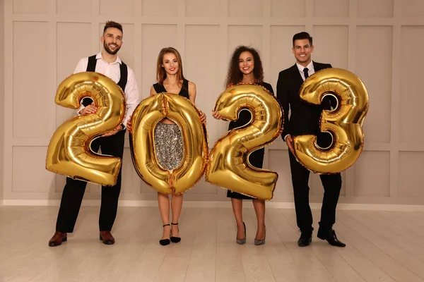 Gelukkige Vrienden Met Gouden 2023 Ballonnen Binnen Nieuwjaarsviering — Stockfoto