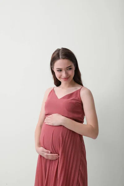 Hermosa Joven Embarazada Sobre Fondo Claro —  Fotos de Stock