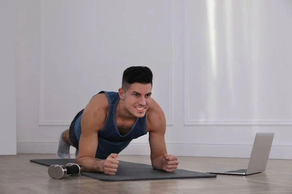 Handsome Man Doing Plank Exercise Yoga Mat While Watching Online — Stock Photo, Image