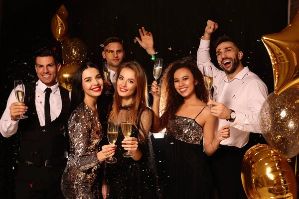 Amigos Felizes Com Copos Vinho Espumante Celebrando Ano Novo Fundo — Fotografia de Stock