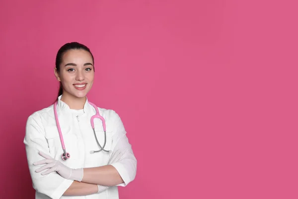 Gyönyörű Fiatal Orvos Portréja Rózsaszín Háttérrel Szöveg Helye — Stock Fotó