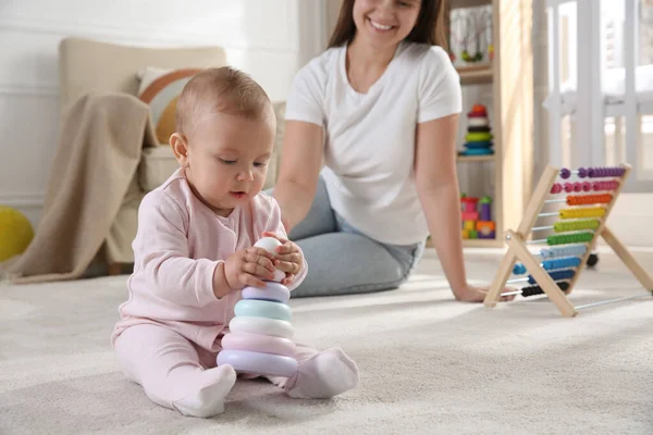 Linda Niña Jugando Con Pirámide Juguete Madre Suelo Casa — Foto de Stock