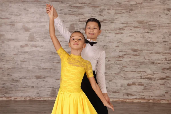 Schön Gekleidetes Kinderpaar Tanzt Gemeinsam Studio — Stockfoto