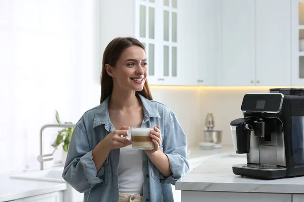 Mujer Joven Disfrutando Café Aromático Fresco Cerca Máquina Moderna Cocina —  Fotos de Stock