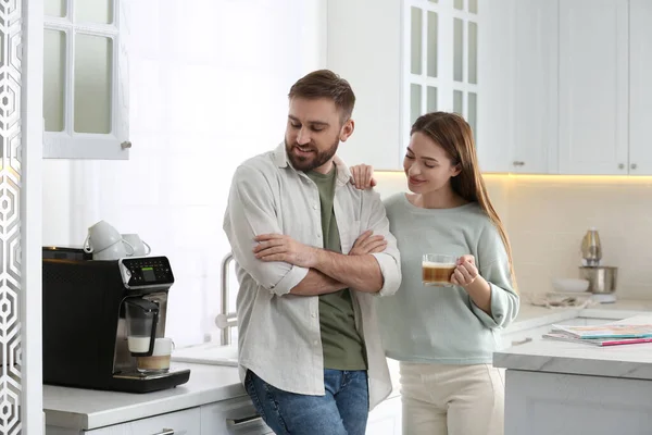 Jovem Sua Namorada Usando Máquina Café Moderna Cozinha — Fotografia de Stock