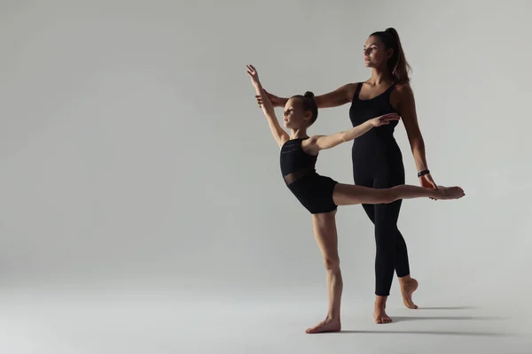 Allenatore Ginnastica Aiutare Bambina Fare Esercizio Sfondo Bianco — Foto Stock