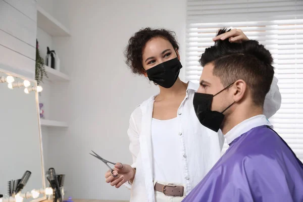 Professional Stylist Working Client Salon Hairdressing Services Coronavirus Quarantine — Stock Photo, Image
