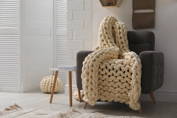 Comfortable Armchair Chunky Knit Blanket Light Living Room — Stockfoto