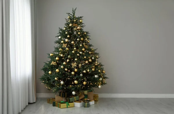 Joliment Décoré Arbre Noël Cadeaux Près Mur Gris Intérieur Espace — Photo