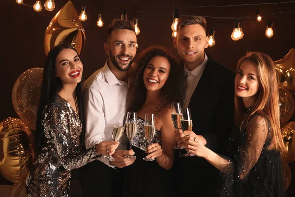 Amigos Felizes Com Copos Vinho Espumante Celebrando Ano Novo Casa — Fotografia de Stock