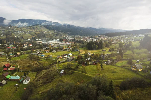 Αεροφωτογραφία Του Ορεινού Χωριού Την Ημέρα Του Φθινοπώρου — Φωτογραφία Αρχείου