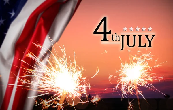 Ιουλίου Ημέρα Ανεξαρτησίας Των Ηπα Καύση Σπινθηροβόλου Και Αμερικανική Σημαία — Φωτογραφία Αρχείου
