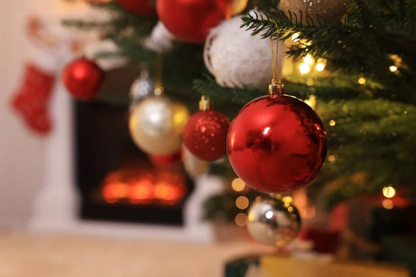 Nahaufnahme Ansicht Von Schön Geschmückten Weihnachtsbaum Drinnen — Stockfoto
