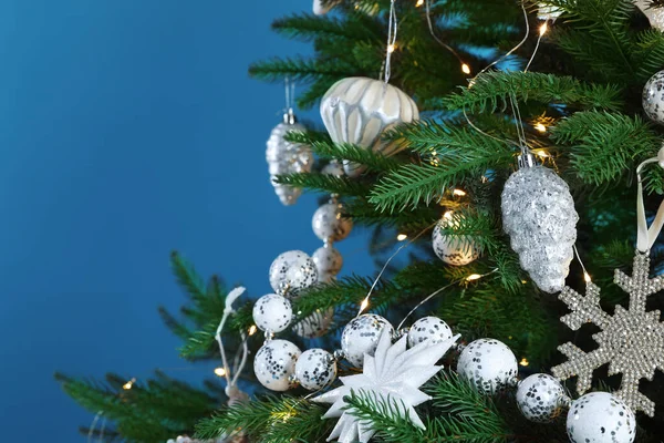 Prachtige Kerstboom Met Decor Lichtblauwe Achtergrond Close Ruimte Voor Tekst — Stockfoto