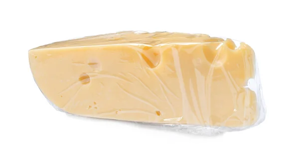 Sýr Obalený Průhlednou Plastovou Elastickou Fólií Izolovanou Bílém — Stock fotografie