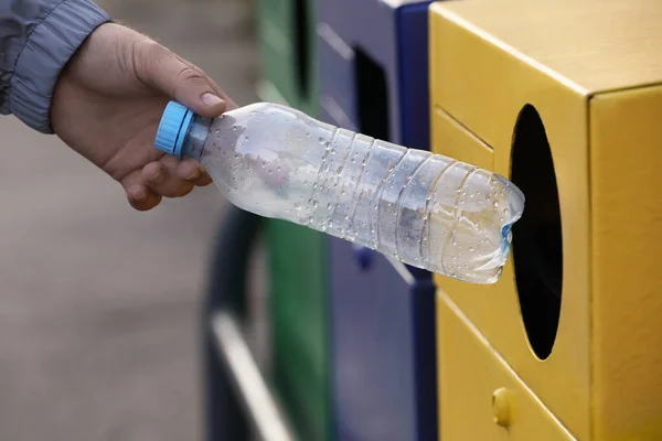 Man Gooit Plastic Fles Vuilnisbak Buiten Close Afvalsortering — Stockfoto