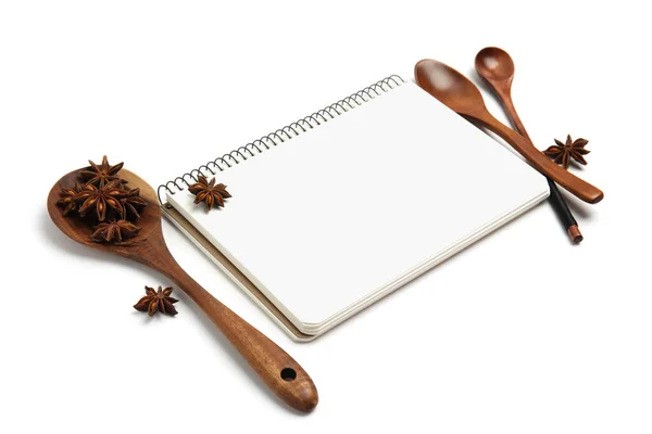 Λευκό Βιβλίο Συνταγών Αστεράκια Γλυκάνισου Και Ξύλινα Κουτάλια Λευκό Φόντο — Φωτογραφία Αρχείου