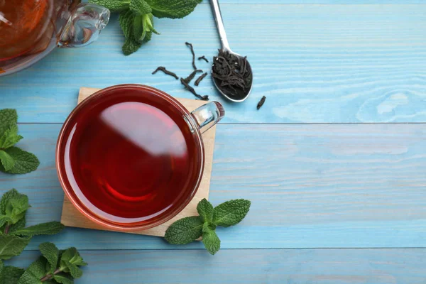 Tasse Aromatischer Schwarzer Tee Mit Minze Und Trockenen Blättern Auf — Stockfoto