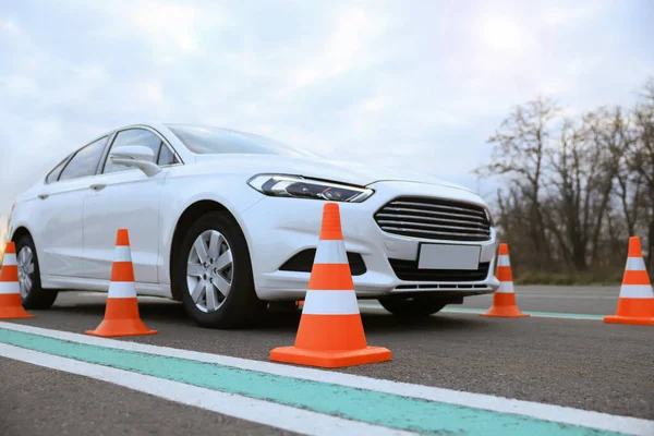 Carro Moderno Pista Teste Com Cones Tráfego Visão Baixo Ângulo — Fotografia de Stock