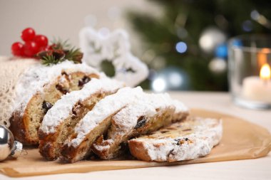 Geleneksel Noel Stollen, beyaz masada krema şekerli.