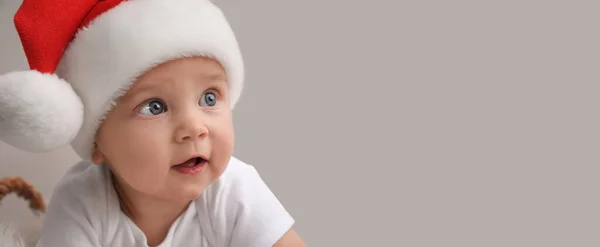 Bébé Mignon Portant Chapeau Père Noël Sur Fond Gris Clair — Photo