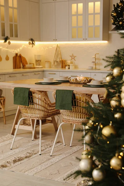 Útulná Kuchyň Vyzdobená Vánoční Večeři Návrh Interiéru — Stock fotografie