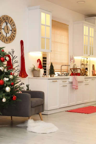 Útulný Kuchyňský Interiér Vánočním Stromečkem Krásnou Slavnostní Výzdobou — Stock fotografie