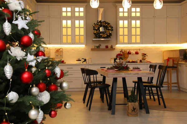 クリスマスツリーと美しいお祝いの装飾と居心地の良いダイニングルームのインテリア — ストック写真
