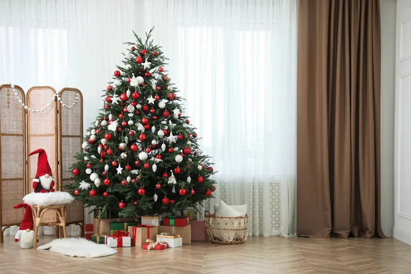 Hangulatos Szoba Belső Karácsonyfával Ajándékok Gyönyörű Ünnepi Dekoráció Hely Szövegnek — Stock Fotó