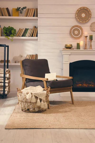 Gemütliche Wohnzimmereinrichtung Mit Bequemen Sessel Kamin — Stockfoto