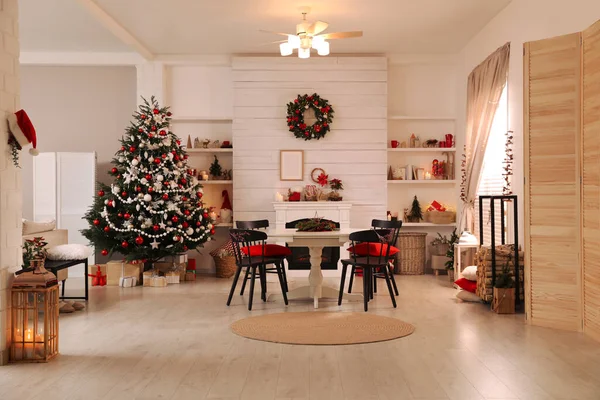 Gemütlicher Speisesaal Mit Weihnachtsbaum Und Festlichem Dekor — Stockfoto