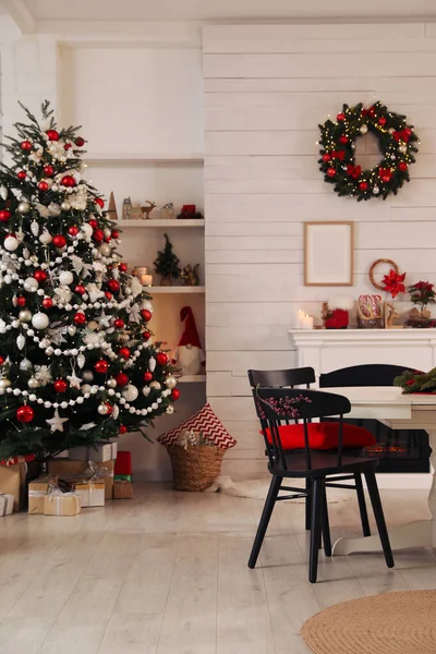 Noel Ağacı Şenlikli Dekoru Olan Samimi Bir Yemek Odası — Stok fotoğraf
