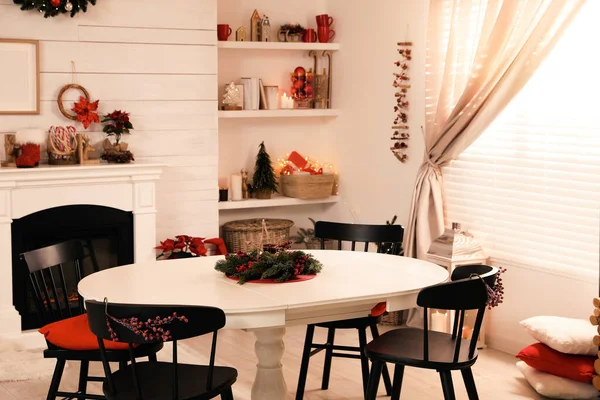 Noel Dekoru Şöminesi Olan Samimi Bir Yemek Odası — Stok fotoğraf