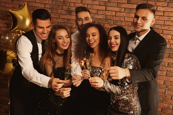 Bir Bardak Köpüklü Şarap Maytaplı Mutlu Arkadaşlar Içeride Yeni Yılı — Stok fotoğraf