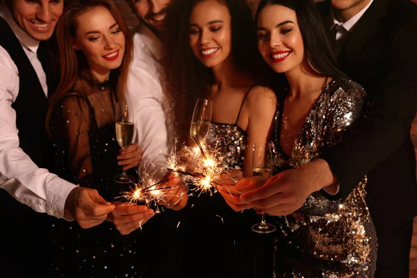 Amigos Felices Con Copas Vino Espumoso Bengalas Celebrando Año Nuevo —  Fotos de Stock