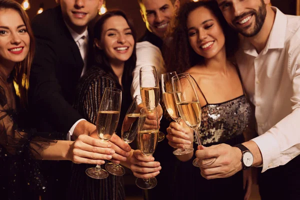 Amigos Felizes Que Celebram Ano Novo Casa Concentram Mãos Com — Fotografia de Stock