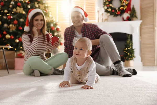 Szczęśliwa Rodzina Pokoju Urządzone Boże Narodzenie Skupić Się Dziecku — Zdjęcie stockowe