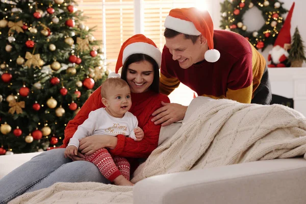 크리스마스 선물로 장식된 소파에 귀여운 아기가 — 스톡 사진