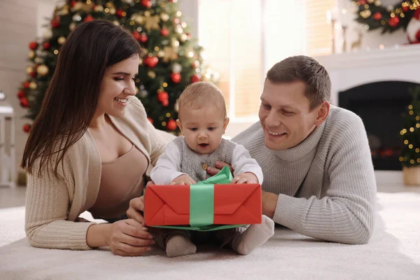 Šťastná Rodina Roztomilé Dítě Podlaze Pokoji Zdobené Vánoce — Stock fotografie