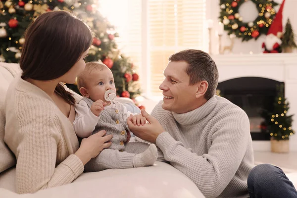 Pareja Feliz Con Lindo Bebé Sala Estar Decorada Para Navidad —  Fotos de Stock