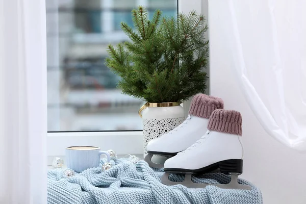 室内窗户附近的冰鞋和圣诞装饰品组合 — 图库照片