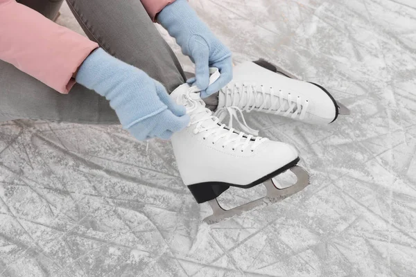 위에서 스케이트를 얼음을 클로즈업하는 — 스톡 사진