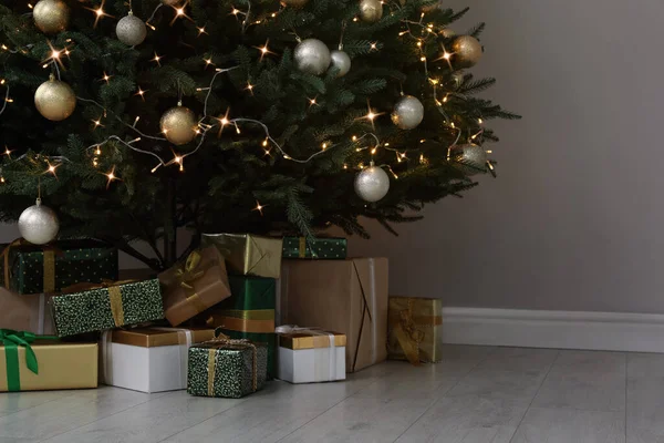 아름답게 장식된 크리스마스 트리와 실내의 선물들 — 스톡 사진