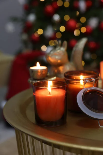 クリスマスのために装飾された部屋のテーブルの上でろうそくを燃やす — ストック写真
