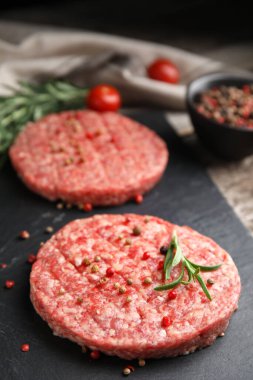 Hamburger köfteleri ve biberiyeli biberiye ve biberli mısır, yakın plan.
