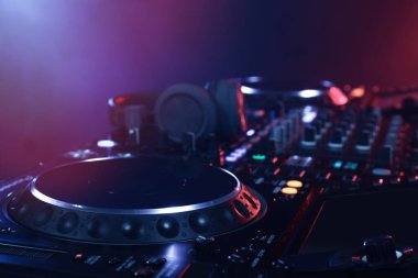Renkli kulaklıklı modern DJ denetçisinin yakın görüntüsü